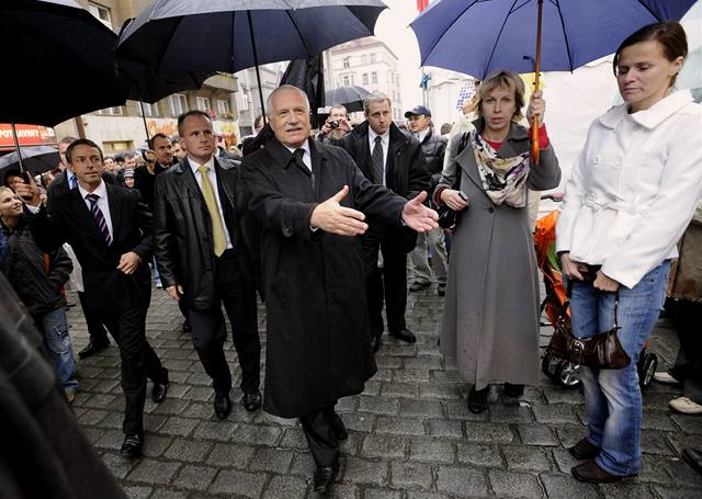 Prezident Václav Klaus se zdraví s obany